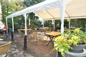 Terrasse mit Blick in Richtung Parkplatz